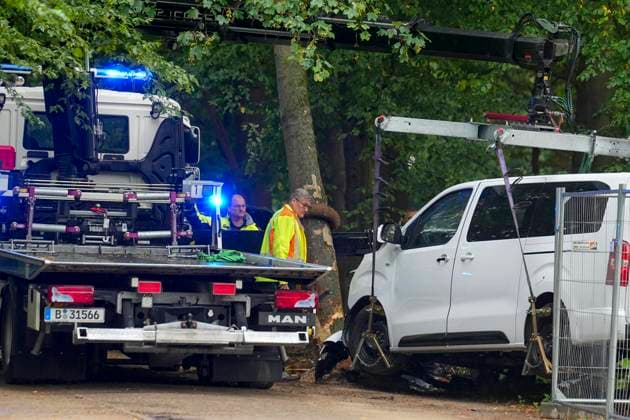 ABB AMOKLAUF- Bergung mit einem Abschlepper des Tatfahrzeug vom Baum wo das Unfall Fahrzeug zum stehen kam im Tiergarten am Ahornsteig in Berlin 26.07.2027 Nach dem mutmaßlich islamistisch motivierten Terroranschlag beim CSD in Berlin es war eine grosse Party bis der mutmassliche Taeter mit einem Pkw in die Menschen raste. Der Schock sitzt tief Berlin Deutschland *** ABB RUN AMOK: The vehicle used in the attack was recovered by a tow truck from the tree where it had come to a stop in the Tiergarten on Ahornsteig in Berlin on July 26, 2027. Following the suspected Islamist-motivated terrorist attack at the CSD in Berlin—it had been a big party until the suspected attackerplunged a car into the crowd. The shock runs deep. Berlin, Germany