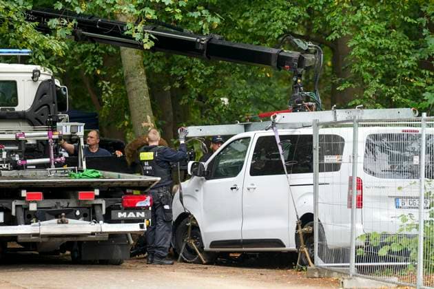 ABB AMOKLAUF- Bergung mit einem Abschlepper des Tatfahrzeug vom Baum wo das Unfall Fahrzeug zum stehen kam im Tiergarten am Ahornsteig in Berlin 26.07.2027 Nach dem mutmaßlich islamistisch motivierten Terroranschlag beim CSD in Berlin es war eine grosse Party bis der mutmassliche Taeter mit einem Pkw in die Menschen raste. Der Schock sitzt tief Berlin Deutschland *** ABB RUN AMOK: The vehicle used in the attack was recovered by a tow truck from the tree where it had come to a stop in the Tiergarten on Ahornsteig in Berlin on July 26, 2027. Following the suspected Islamist-motivated terrorist attack at the CSD in Berlin—it had been a big party until the suspected attackerplunged a car into the crowd. The shock runs deep. Berlin, Germany