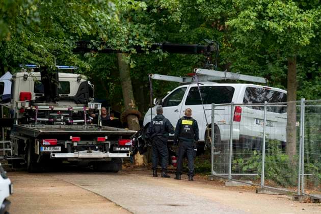 ABB AMOKLAUF- Bergung mit einem Abschlepper des Tatfahrzeug vom Baum wo das Unfall Fahrzeug zum stehen kam im Tiergarten am Ahornsteig in Berlin 26.07.2027 Nach dem mutmaßlich islamistisch motivierten Terroranschlag beim CSD in Berlin es war eine grosse Party bis der mutmassliche Taeter mit einem Pkw in die Menschen raste. Der Schock sitzt tief Berlin Deutschland *** ABB RUN AMOK: The vehicle used in the attack was recovered by a tow truck from the tree where it had come to a stop in the Tiergarten on Ahornsteig in Berlin on July 26, 2027. Following the suspected Islamist-motivated terrorist attack at the CSD in Berlin—it had been a big party until the suspected attackerplunged a car into the crowd. The shock runs deep. Berlin, Germany