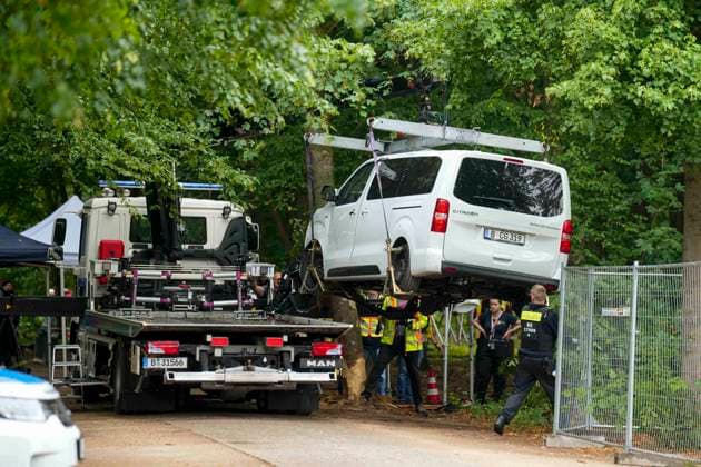 ABB AMOKLAUF- Bergung mit einem Abschlepper des Tatfahrzeug vom Baum wo das Unfall Fahrzeug zum stehen kam im Tiergarten am Ahornsteig in Berlin 26.07.2027 Nach dem mutmaßlich islamistisch motivierten Terroranschlag beim CSD in Berlin es war eine grosse Party bis der mutmassliche Taeter mit einem Pkw in die Menschen raste. Der Schock sitzt tief Berlin Deutschland *** ABB RUN AMOK: The vehicle used in the attack was recovered by a tow truck from the tree where it had come to a stop in the Tiergarten on Ahornsteig in Berlin on July 26, 2027. Following the suspected Islamist-motivated terrorist attack at the CSD in Berlin—it had been a big party until the suspected attackerplunged a car into the crowd. The shock runs deep. Berlin, Germany