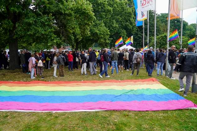 CNTV AMOKLAUF- Mahnwache anlässlich des CSD Anschlages in Berlin Hamburg Neuer Jungfernstieg 26.07.2026 Ca. 800 Menschen nahmen heute nachmittag am Ufer der Binnenalster am neuen Jungfernstieg an einer Mahnwache für die Opfer des Anschalges beim CSD in Berlin teil. Die Veranstaltung wurde von einem groessren Polizeiaufgebot geschuetzt Hamburg Deutschland *** CNTV AMOKLAUF Vigil in Memory of the CSD Attack in Berlin Hamburg Neuer Jungfernstieg July 26, 2026 Approximately 800 people took part this afternoon in a vigil on the banks of the Binnenalster at Neuer Jungfernstieg for the victims of the attack at the CSD in Berlin. The event was protected by a large police presence. Hamburg, Germany