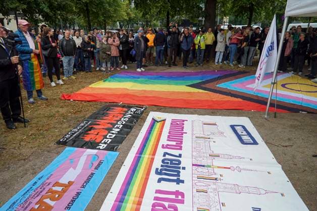 CNTV AMOKLAUF- Mahnwache anlässlich des CSD Anschlages in Berlin Hamburg Neuer Jungfernstieg 26.07.2026 Ca. 800 Menschen nahmen heute nachmittag am Ufer der Binnenalster am neuen Jungfernstieg an einer Mahnwache für die Opfer des Anschalges beim CSD in Berlin teil. Die Veranstaltung wurde von einem groessren Polizeiaufgebot geschuetzt Hamburg Deutschland *** CNTV AMOKLAUF Vigil in Memory of the CSD Attack in Berlin Hamburg Neuer Jungfernstieg July 26, 2026 Approximately 800 people took part this afternoon in a vigil on the banks of the Binnenalster at Neuer Jungfernstieg for the victims of the attack at the CSD in Berlin. The event was protected by a large police presence. Hamburg, Germany