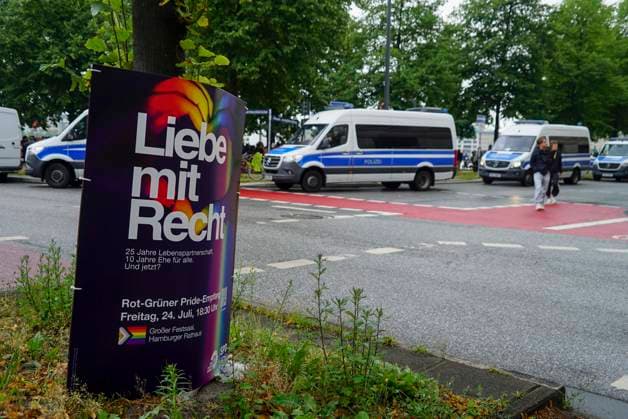 CNTV AMOKLAUF- Mahnwache anlässlich des CSD Anschlages in Berlin Hamburg Neuer Jungfernstieg 26.07.2026 Ca. 800 Menschen nahmen heute nachmittag am Ufer der Binnenalster am neuen Jungfernstieg an einer Mahnwache für die Opfer des Anschalges beim CSD in Berlin teil. Die Veranstaltung wurde von einem groessren Polizeiaufgebot geschuetzt Hamburg Deutschland *** CNTV AMOKLAUF Vigil in Memory of the CSD Attack in Berlin Hamburg Neuer Jungfernstieg July 26, 2026 Approximately 800 people took part this afternoon in a vigil on the banks of the Binnenalster at Neuer Jungfernstieg for the victims of the attack at the CSD in Berlin. The event was protected by a large police presence. Hamburg, Germany