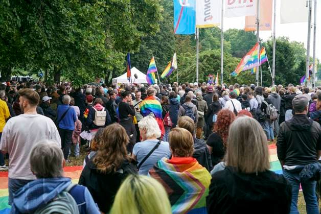 CNTV AMOKLAUF- Mahnwache anlässlich des CSD Anschlages in Berlin Hamburg Neuer Jungfernstieg 26.07.2026 Ca. 800 Menschen nahmen heute nachmittag am Ufer der Binnenalster am neuen Jungfernstieg an einer Mahnwache für die Opfer des Anschalges beim CSD in Berlin teil. Die Veranstaltung wurde von einem groessren Polizeiaufgebot geschuetzt Hamburg Deutschland *** CNTV AMOKLAUF Vigil in Memory of the CSD Attack in Berlin Hamburg Neuer Jungfernstieg July 26, 2026 Approximately 800 people took part this afternoon in a vigil on the banks of the Binnenalster at Neuer Jungfernstieg for the victims of the attack at the CSD in Berlin. The event was protected by a large police presence. Hamburg, Germany