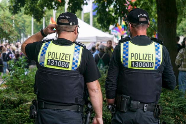 CNTV AMOKLAUF- Mahnwache anlässlich des CSD Anschlages in Berlin Hamburg Neuer Jungfernstieg 26.07.2026 Ca. 800 Menschen nahmen heute nachmittag am Ufer der Binnenalster am neuen Jungfernstieg an einer Mahnwache für die Opfer des Anschalges beim CSD in Berlin teil. Die Veranstaltung wurde von einem groessren Polizeiaufgebot geschuetzt Hamburg Deutschland *** CNTV AMOKLAUF Vigil in Memory of the CSD Attack in Berlin Hamburg Neuer Jungfernstieg July 26, 2026 Approximately 800 people took part this afternoon in a vigil on the banks of the Binnenalster at Neuer Jungfernstieg for the victims of the attack at the CSD in Berlin. The event was protected by a large police presence. Hamburg, Germany