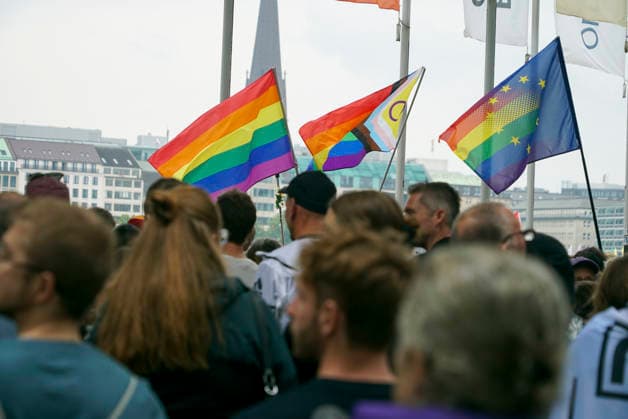 CNTV AMOKLAUF- Mahnwache anlässlich des CSD Anschlages in Berlin Hamburg Neuer Jungfernstieg 26.07.2026 Ca. 800 Menschen nahmen heute nachmittag am Ufer der Binnenalster am neuen Jungfernstieg an einer Mahnwache für die Opfer des Anschalges beim CSD in Berlin teil. Die Veranstaltung wurde von einem groessren Polizeiaufgebot geschuetzt Hamburg Deutschland *** CNTV AMOKLAUF Vigil in Memory of the CSD Attack in Berlin Hamburg Neuer Jungfernstieg July 26, 2026 Approximately 800 people took part this afternoon in a vigil on the banks of the Binnenalster at Neuer Jungfernstieg for the victims of the attack at the CSD in Berlin. The event was protected by a large police presence. Hamburg, Germany