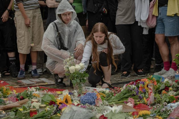 July 26, 2026, Berlin, Germany: People gather at the Brandenburg Gate to mourn the victims of the terror attack in Berlin Berlin Germany - ZUMAs319 20260726_znp_s319_025 Copyright: xGabyxSchuetzex