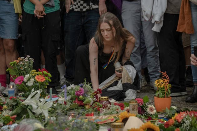 July 26, 2026, Berlin, Germany: People gather at the Brandenburg Gate to mourn the victims of the terror attack in Berlin Berlin Germany - ZUMAs319 20260726_znp_s319_027 Copyright: xGabyxSchuetzex