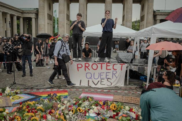 July 26, 2026, Berlin, Germany: People gather at the Brandenburg Gate to mourn the victims of the terror attack in Berlin Berlin Germany - ZUMAs319 20260726_znp_s319_029 Copyright: xGabyxSchuetzex