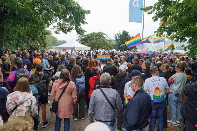 CNTV AMOKLAUF- Mahnwache anlässlich des CSD Anschlages in Berlin Hamburg Neuer Jungfernstieg 26.07.2026 Ca. 800 Menschen nahmen heute nachmittag am Ufer der Binnenalster am neuen Jungfernstieg an einer Mahnwache für die Opfer des Anschalges beim CSD in Berlin teil. Die Veranstaltung wurde von einem groessren Polizeiaufgebot geschuetzt Hamburg Deutschland *** CNTV AMOKLAUF Vigil in Memory of the CSD Attack in Berlin Hamburg Neuer Jungfernstieg July 26, 2026 Approximately 800 people gathered this afternoon on the banks of the Binnenalster at Neuer Jungfernstieg for a vigil in memory of the victims of the attack at the CSD in Berlin. The event was protected by a large police presence. Hamburg, Germany