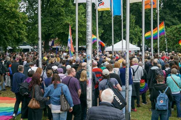 CNTV AMOKLAUF- Mahnwache anlässlich des CSD Anschlages in Berlin Hamburg Neuer Jungfernstieg 26.07.2026 Ca. 800 Menschen nahmen heute nachmittag am Ufer der Binnenalster am neuen Jungfernstieg an einer Mahnwache für die Opfer des Anschalges beim CSD in Berlin teil. Die Veranstaltung wurde von einem groessren Polizeiaufgebot geschuetzt Hamburg Deutschland *** CNTV AMOKLAUF Vigil in Memory of the CSD Attack in Berlin Hamburg Neuer Jungfernstieg July 26, 2026 Approximately 800 people gathered this afternoon on the banks of the Binnenalster at Neuer Jungfernstieg for a vigil in memory of the victims of the attack at the CSD in Berlin. The event was protected by a large police presence. Hamburg, Germany