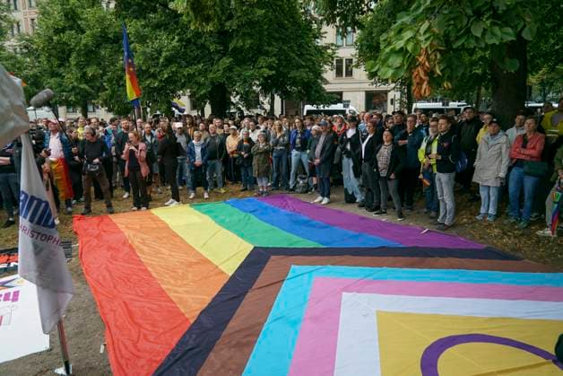 CNTV AMOKLAUF- Mahnwache anlässlich des CSD Anschlages in Berlin Hamburg Neuer Jungfernstieg 26.07.2026 Ca. 800 Menschen nahmen heute nachmittag am Ufer der Binnenalster am neuen Jungfernstieg an einer Mahnwache für die Opfer des Anschalges beim CSD in Berlin teil. Die Veranstaltung wurde von einem groessren Polizeiaufgebot geschuetzt Hamburg Deutschland *** CNTV AMOKLAUF Vigil in Memory of the CSD Attack in Berlin Hamburg Neuer Jungfernstieg July 26, 2026 Approximately 800 people gathered this afternoon on the banks of the Binnenalster at Neuer Jungfernstieg for a vigil in memory of the victims of the attack at the CSD in Berlin. The event was protected by a large police presence. Hamburg, Germany