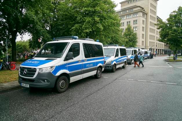CNTV AMOKLAUF- Mahnwache anlässlich des CSD Anschlages in Berlin Hamburg Neuer Jungfernstieg 26.07.2026 Ca. 800 Menschen nahmen heute nachmittag am Ufer der Binnenalster am neuen Jungfernstieg an einer Mahnwache für die Opfer des Anschalges beim CSD in Berlin teil. Die Veranstaltung wurde von einem groessren Polizeiaufgebot geschuetzt Hamburg Deutschland *** CNTV AMOKLAUF Vigil in Memory of the CSD Attack in Berlin Hamburg Neuer Jungfernstieg July 26, 2026 Approximately 800 people gathered this afternoon on the banks of the Binnenalster at Neuer Jungfernstieg for a vigil in memory of the victims of the attack at the CSD in Berlin. The event was protected by a large police presence. Hamburg, Germany