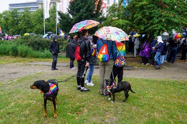 CNTV AMOKLAUF- Mahnwache anlässlich des CSD Anschlages in Berlin Hamburg Neuer Jungfernstieg 26.07.2026 Ca. 800 Menschen nahmen heute nachmittag am Ufer der Binnenalster am neuen Jungfernstieg an einer Mahnwache für die Opfer des Anschalges beim CSD in Berlin teil. Die Veranstaltung wurde von einem groessren Polizeiaufgebot geschuetzt Hamburg Deutschland *** CNTV AMOKLAUF Vigil in Memory of the CSD Attack in Berlin Hamburg Neuer Jungfernstieg July 26, 2026 Approximately 800 people gathered this afternoon on the banks of the Binnenalster at Neuer Jungfernstieg for a vigil in memory of the victims of the attack at the CSD in Berlin. The event was protected by a large police presence. Hamburg, Germany