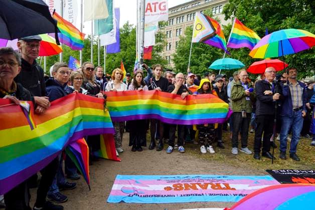 CNTV AMOKLAUF- Mahnwache anlässlich des CSD Anschlages in Berlin Hamburg Neuer Jungfernstieg 26.07.2026 Ca. 800 Menschen nahmen heute nachmittag am Ufer der Binnenalster am neuen Jungfernstieg an einer Mahnwache für die Opfer des Anschalges beim CSD in Berlin teil. Die Veranstaltung wurde von einem groessren Polizeiaufgebot geschuetzt Hamburg Deutschland *** CNTV AMOKLAUF Vigil in Memory of the CSD Attack in Berlin Hamburg Neuer Jungfernstieg July 26, 2026 Approximately 800 people gathered this afternoon on the banks of the Binnenalster at Neuer Jungfernstieg for a vigil in memory of the victims of the attack at the CSD in Berlin. The event was protected by a large police presence. Hamburg, Germany