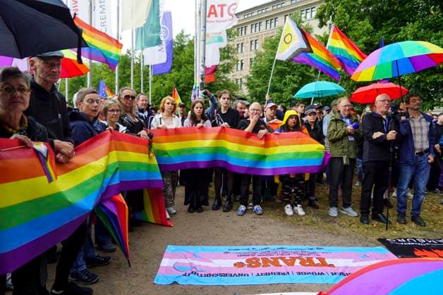 CNTV AMOKLAUF- Mahnwache anlässlich des CSD Anschlages in Berlin Hamburg Neuer Jungfernstieg 26.07.2026 Ca. 800 Menschen nahmen heute nachmittag am Ufer der Binnenalster am neuen Jungfernstieg an einer Mahnwache für die Opfer des Anschalges beim CSD in Berlin teil. Die Veranstaltung wurde von einem groessren Polizeiaufgebot geschuetzt Hamburg Deutschland *** CNTV AMOKLAUF Vigil in Memory of the CSD Attack in Berlin Hamburg Neuer Jungfernstieg July 26, 2026 Approximately 800 people gathered this afternoon on the banks of the Binnenalster at Neuer Jungfernstieg for a vigil in memory of the victims of the attack at the CSD in Berlin. The event was protected by a large police presence. Hamburg, Germany