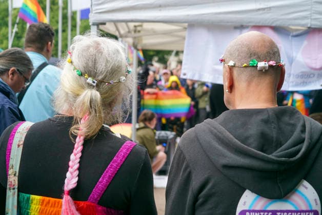 CNTV AMOKLAUF- Mahnwache anlässlich des CSD Anschlages in Berlin Hamburg Neuer Jungfernstieg 26.07.2026 Ca. 800 Menschen nahmen heute nachmittag am Ufer der Binnenalster am neuen Jungfernstieg an einer Mahnwache für die Opfer des Anschalges beim CSD in Berlin teil. Die Veranstaltung wurde von einem groessren Polizeiaufgebot geschuetzt Hamburg Deutschland *** CNTV AMOKLAUF Vigil in Memory of the CSD Attack in Berlin Hamburg Neuer Jungfernstieg July 26, 2026 Approximately 800 people gathered this afternoon on the banks of the Binnenalster at Neuer Jungfernstieg for a vigil in memory of the victims of the attack at the CSD in Berlin. The event was protected by a large police presence. Hamburg, Germany