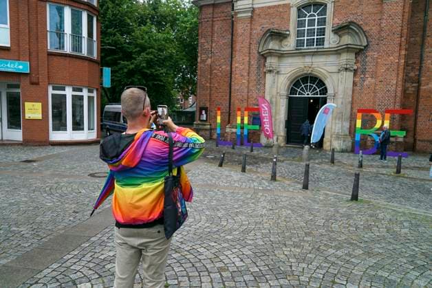CNTV AMOKLAUF- Gottesdienst des CSD Hamburg Auch hier wird um die Opfer des Anschlages in Berlin getrauert Hamburg - St. Georg am 26.07.2026 Ca. 250 Menschen nahmen am Sontnag abend an einem Gottesdienst in der Dreieinigkeits Kirche im Stadtteil St. Georg teil um den Opfern des Anschlages beim CSD in Berlin zu gedenken. Hamburg Deutschland *** CNTV AMOKLAUF CSD Hamburg Service: Here, Too, People Mourn the Victims of the Attack in Berlin Hamburg, St. Georg, July 26, 2026 About 250 people attended a service on Sunday evening at the Trinity Church in the St. Georg neighborhood to commemorate the victims of the attack at the CSD in Berlin. Hamburg, Germany