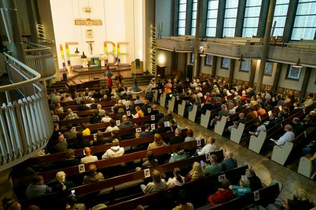 CNTV AMOKLAUF- Gottesdienst des CSD Hamburg Auch hier wird um die Opfer des Anschlages in Berlin getrauert Hamburg - St. Georg am 26.07.2026 Ca. 250 Menschen nahmen am Sontnag abend an einem Gottesdienst in der Dreieinigkeits Kirche im Stadtteil St. Georg teil um den Opfern des Anschlages beim CSD in Berlin zu gedenken. Hamburg Deutschland *** CNTV AMOKLAUF CSD Hamburg Service: Here, Too, People Mourn the Victims of the Attack in Berlin Hamburg, St. Georg, July 26, 2026 About 250 people attended a service on Sunday evening at the Trinity Church in the St. Georg neighborhood to commemorate the victims of the attack at the CSD in Berlin. Hamburg, Germany