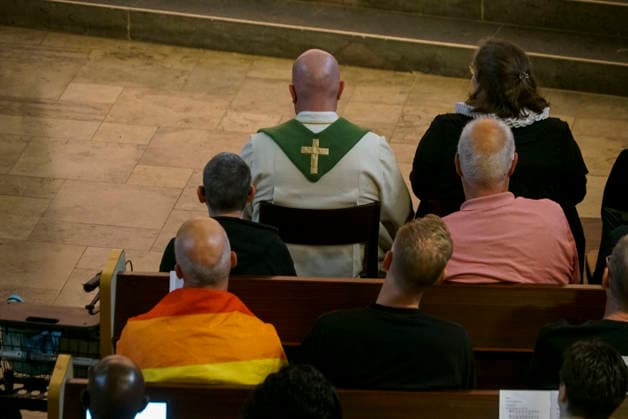 CNTV AMOKLAUF- Gottesdienst des CSD Hamburg Auch hier wird um die Opfer des Anschlages in Berlin getrauert Hamburg - St. Georg am 26.07.2026 Ca. 250 Menschen nahmen am Sontnag abend an einem Gottesdienst in der Dreieinigkeits Kirche im Stadtteil St. Georg teil um den Opfern des Anschlages beim CSD in Berlin zu gedenken. Hamburg Deutschland *** CNTV AMOKLAUF CSD Hamburg Service: Here, Too, People Mourn the Victims of the Attack in Berlin Hamburg, St. Georg, July 26, 2026 About 250 people attended a service on Sunday evening at the Trinity Church in the St. Georg neighborhood to commemorate the victims of the attack at the CSD in Berlin. Hamburg, Germany
