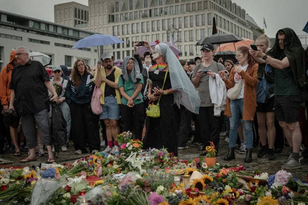 July 26, 2026, Berlin, Germany: People gather at the Brandenburg Gate to mourn the victims of the terror attack in Berlin Berlin Germany - ZUMAs319 20260726_znp_s319_031 Copyright: xGabyxSchuetzex