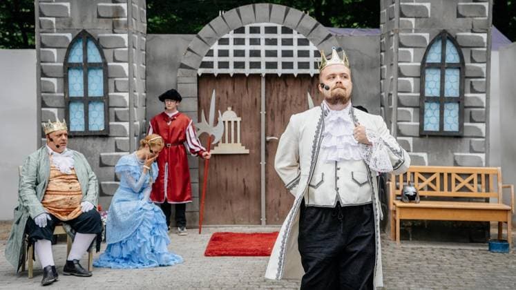 Märchenspiele 2026 der Volksbühne Wattenscheid: Generalprobe von König Drosselbart (Spielzeit vom 27. bis 31. Juli). Am 26.07.2026 in Bochum ** NUR FÜR REDAKTIONELLE ZWECKE ** EDITORIAL USE ONLY **<p>Märchenspiele 2026 der Volksbühne Wattenscheid: Generalprobe von König Drosselbart (Spielzeit vom 27. bis 31. Juli). Am 26.07.2026 in Bochum Bochum Copyright: ChristophxJendral *** 2026 Fairy Tale Plays at the Volksbühne Wattenscheid: Dress Rehearsal for *King Thrushbeard*; Running from July 27 to 31; On July 26, 2026, in Bochum ** FOR EDITORIAL USE ONLY ** EDITORIAL USE ONLY ** p Wattenscheid Volksbühne’s 2026 Fairy Tale Festival: Dress Rehearsal for *King Drosselbart*; Running from July 27 to 31; On July 26, 2026, in Bochum; Boch Copyright: ChristophxJendral doc86vy7fazsoyo7q6fiwt ,EDITORIAL USE ONLY