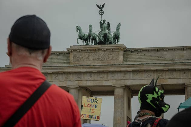 July 26, 2026, Berlin, Germany: People gather at the Brandenburg Gate to mourn the victims of the terror attack in Berlin Berlin Germany - ZUMAs319 20260726_znp_s319_032 Copyright: xGabyxSchuetzex