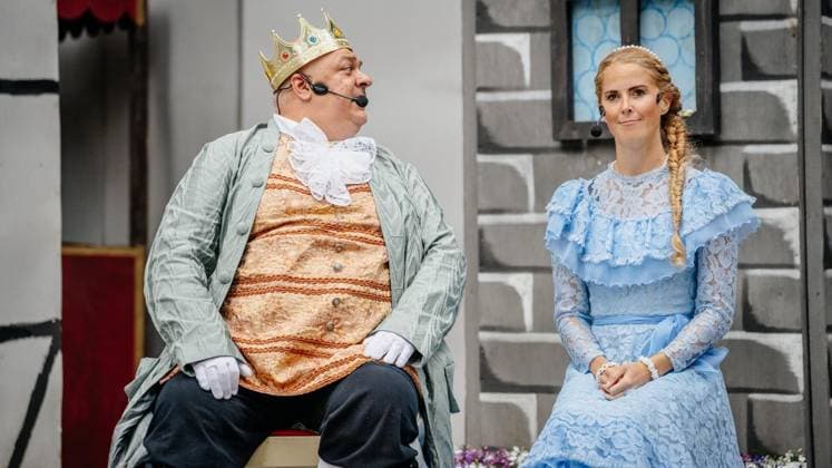 Märchenspiele 2026 der Volksbühne Wattenscheid: Generalprobe von König Drosselbart (Spielzeit vom 27. bis 31. Juli). Am 26.07.2026 in Bochum ** NUR FÜR REDAKTIONELLE ZWECKE ** EDITORIAL USE ONLY **<p>Märchenspiele 2026 der Volksbühne Wattenscheid: Generalprobe von König Drosselbart (Spielzeit vom 27. bis 31. Juli). Am 26.07.2026 in Bochum Bochum Copyright: ChristophxJendral *** 2026 Fairy Tale Plays at the Volksbühne Wattenscheid: Dress Rehearsal for *King Thrushbeard*; Running from July 27 to 31; On July 26, 2026, in Bochum ** FOR EDITORIAL USE ONLY ** EDITORIAL USE ONLY ** p Wattenscheid Volksbühne’s 2026 Fairy Tale Festival: Dress Rehearsal for *King Drosselbart*; Running from July 27 to 31; July 26, 2026, in Bochum; Bochum; Copyright: ChristophxJendral doc86vy6kccg201eylp8sia ,EDITORIAL USE ONLY