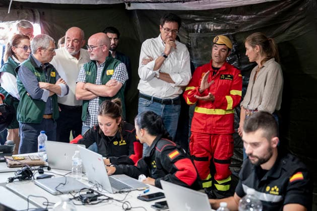 Sara Aagesen and Óscar López Visit the Forward Command Post in Navalcarnero The Third Vice President of the Government and Minister for Ecological Transition and the Demographic Challenge, Sara Aagesen, and the Minister for Digital Transformation and the Civil Service, Óscar López, during a visit to the forward command post set up to coordinate firefighting efforts for the forest fire in the western mountains, on July 26, 2026, in Navalcarnero, Madrid, Spain. Aagesen and López meet with the heads of the emergency and coordination teams working on the fires affecting several towns in the Community of Madrid and the provinces of Toledo and Ávila. July 26, 2026. In Navalcarnero, Madrid. Navalcarnero, Madrid, Spain.  Copyright: xA.xPÃ rezxMecax 7688879