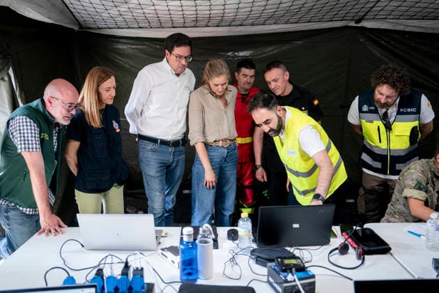 Sara Aagesen and Óscar López Visit the Forward Command Post in Navalcarnero The Third Vice President of the Government and Minister for Ecological Transition and the Demographic Challenge, Sara Aagesen, and the Minister for Digital Transformation and the Civil Service, Óscar López, during a visit to the forward command post set up to coordinate firefighting efforts for the forest fire in the western mountains, on July 26, 2026, in Navalcarnero, Madrid, Spain. Aagesen and López meet with the heads of the emergency and coordination teams working on the fires affecting several towns in the Community of Madrid and the provinces of Toledo and Ávila. July 26, 2026. In Navalcarnero, Madrid. Navalcarnero, Madrid, Spain.  Copyright: xA.xPÃ rezxMecax 7688881