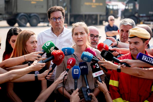 Sara Aagesen and Óscar López visit the forward command post in Navalcarnero. The Third Vice President of the Government and Minister for Ecological Transition and the Demographic Challenge, Sara Aagesen, speaks to the media during a visit to the forward command post set up to coordinate firefighting efforts for the forest fire in the western mountains, on July 26, 2026, in Navalcarnero, Madrid, Spain. Aagesen and López meet with the heads of the emergency and coordination teams working on the fires affecting several towns in the Community of Madrid and the provinces of Toledo and Ávila. JULY 26, 2026. In Navalcarnero, Madrid, Spain.  Copyright: xA.xPÃ rezxMecax 7688893