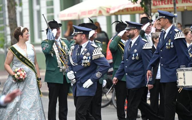 Parade der St. Marius Schützenbruderschaft Elten ** NUR FÜR REDAKTIONELLE ZWECKE ** EDITORIAL USE ONLY **<p>Die Parade mit dem großen Festumzug der St. Marius Schützenbruderschaft fand am Sonntag 26.Juli.2026 auf dem Marktplatz in Emmerich Elten statt. Am Montag findet dann das Königsschießen statt. Deutschland Emmerich Copyright: ThorstenxLindekamp *** Parade of the St. Marius Shooting Club of Elten ** FOR EDITORIAL USE ONLY ** EDITORIAL USE ONLY ** p The parade, featuring the grand procession of the St. Marius Shooting Club, took place on Sunday, July 26, 2026, on the market square in Emmerich-Elten. The king’s shooting competition will then take place on Monday. Germany, Emmerich. Copyright ThorstenxLindekamp Copyright: ThorstenxLindekamp doc86vyl5co3j8a5i7psia ,EDITORIAL USE ONLY