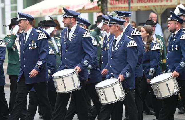 Parade der St. Marius Schützenbruderschaft Elten ** NUR FÜR REDAKTIONELLE ZWECKE ** EDITORIAL USE ONLY **<p>Die Parade mit dem großen Festumzug der St. Marius Schützenbruderschaft fand am Sonntag 26.Juli.2026 auf dem Marktplatz in Emmerich Elten statt. Am Montag findet dann das Königsschießen statt. Deutschland Emmerich Copyright: ThorstenxLindekamp *** Parade of the St. Marius Shooting Club of Elten ** FOR EDITORIAL USE ONLY ** EDITORIAL USE ONLY ** p The parade, featuring the grand procession of the St. Marius Shooting Club, took place on Sunday, July 26, 2026, on the market square in Emmerich-Elten. The king’s shooting competition will then take place on Monday. Germany, Emmerich. Copyright ThorstenxLindekamp Copyright: ThorstenxLindekamp doc86vyl5n0rh01aowmmr3r ,EDITORIAL USE ONLY