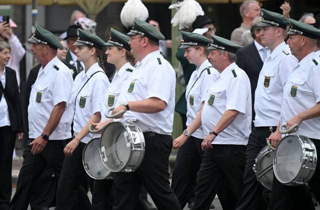 Parade der St. Marius Schützenbruderschaft Elten ** NUR FÜR REDAKTIONELLE ZWECKE ** EDITORIAL USE ONLY **<p>Die Parade mit dem großen Festumzug der St. Marius Schützenbruderschaft fand am Sonntag 26.Juli.2026 auf dem Marktplatz in Emmerich Elten statt. Am Montag findet dann das Königsschießen statt. Deutschland Emmerich Copyright: ThorstenxLindekamp *** Parade of the St. Marius Shooting Club of Elten ** FOR EDITORIAL USE ONLY ** EDITORIAL USE ONLY ** p The parade, featuring the grand procession of the St. Marius Shooting Club, took place on Sunday, July 26, 2026, on the market square in Emmerich-Elten. The king’s shooting competition will then take place on Monday. Germany, Emmerich. Copyright ThorstenxLindekamp Copyright: ThorstenxLindekamp doc86vyl5p7jjn1dh65ir5e ,EDITORIAL USE ONLY