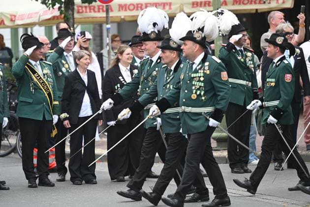 Parade der St. Marius Schützenbruderschaft Elten ** NUR FÜR REDAKTIONELLE ZWECKE ** EDITORIAL USE ONLY **<p>Die Parade mit dem großen Festumzug der St. Marius Schützenbruderschaft fand am Sonntag 26.Juli.2026 auf dem Marktplatz in Emmerich Elten statt. Am Montag findet dann das Königsschießen statt. Deutschland Emmerich Copyright: ThorstenxLindekamp *** Parade of the St. Marius Shooting Club of Elten ** FOR EDITORIAL USE ONLY ** EDITORIAL USE ONLY ** p The parade, featuring the grand procession of the St. Marius Shooting Club, took place on Sunday, July 26, 2026, on the market square in Emmerich-Elten. The king’s shooting competition will then take place on Monday. Germany, Emmerich. Copyright ThorstenxLindekamp Copyright: ThorstenxLindekamp doc86vyl5snbh216x40wicf ,EDITORIAL USE ONLY