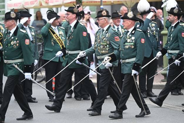 Parade der St. Marius Schützenbruderschaft Elten ** NUR FÜR REDAKTIONELLE ZWECKE ** EDITORIAL USE ONLY **<p>Die Parade mit dem großen Festumzug der St. Marius Schützenbruderschaft fand am Sonntag 26.Juli.2026 auf dem Marktplatz in Emmerich Elten statt. Am Montag findet dann das Königsschießen statt. Deutschland Emmerich Copyright: ThorstenxLindekamp *** Parade of the St. Marius Shooting Club of Elten ** FOR EDITORIAL USE ONLY ** EDITORIAL USE ONLY ** p The parade, featuring the grand procession of the St. Marius Shooting Club, took place on Sunday, July 26, 2026, on the market square in Emmerich-Elten. The king’s shooting competition will then take place on Monday. Germany, Emmerich. Copyright ThorstenxLindekamp Copyright: ThorstenxLindekamp doc86vyl5wgc1c159jk9r74 ,EDITORIAL USE ONLY