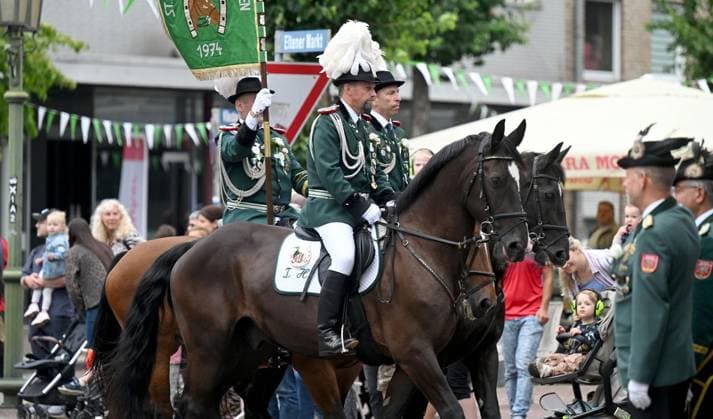 Parade der St. Marius Schützenbruderschaft Elten ** NUR FÜR REDAKTIONELLE ZWECKE ** EDITORIAL USE ONLY **<p>Die Parade mit dem großen Festumzug der St. Marius Schützenbruderschaft fand am Sonntag 26.Juli.2026 auf dem Marktplatz in Emmerich Elten statt. Am Montag findet dann das Königsschießen statt. Deutschland Emmerich Copyright: ThorstenxLindekamp *** Parade of the St. Marius Shooting Club of Elten ** FOR EDITORIAL USE ONLY ** EDITORIAL USE ONLY ** p The parade, featuring the grand procession of the St. Marius Shooting Club, took place on Sunday, July 26, 2026, on the market square in Emmerich-Elten. The king’s shooting competition will then take place on Monday. Germany, Emmerich. Copyright ThorstenxLindekamp Copyright: ThorstenxLindekamp doc86vyl27hmcxldyair3r ,EDITORIAL USE ONLY