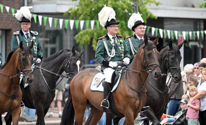 Parade der St. Marius Schützenbruderschaft Elten ** NUR FÜR REDAKTIONELLE ZWECKE ** EDITORIAL USE ONLY **<p>Die Parade mit dem großen Festumzug der St. Marius Schützenbruderschaft fand am Sonntag 26.Juli.2026 auf dem Marktplatz in Emmerich Elten statt. Am Montag findet dann das Königsschießen statt. Deutschland Emmerich Copyright: ThorstenxLindekamp *** Parade of the St. Marius Shooting Club of Elten ** FOR EDITORIAL USE ONLY ** EDITORIAL USE ONLY ** p The parade, featuring the grand procession of the St. Marius Shooting Club, took place on Sunday, July 26, 2026, on the market square in Emmerich-Elten. The king’s shooting competition will then take place on Monday. Germany, Emmerich. Copyright ThorstenxLindekamp Copyright: ThorstenxLindekamp doc86vyl2b0ck54bd8ric6 ,EDITORIAL USE ONLY