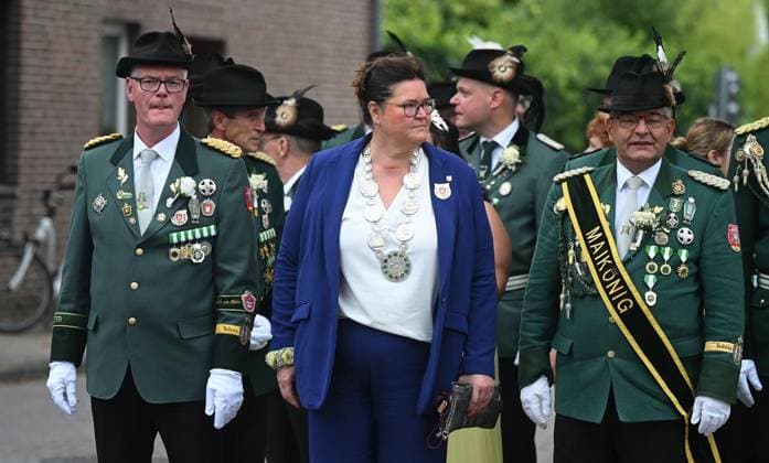Parade der St. Marius Schützenbruderschaft Elten ** NUR FÜR REDAKTIONELLE ZWECKE ** EDITORIAL USE ONLY **<p>Die Parade mit dem großen Festumzug der St. Marius Schützenbruderschaft fand am Sonntag 26.Juli.2026 auf dem Marktplatz in Emmerich Elten statt. Am Montag findet dann das Königsschießen statt. Deutschland Emmerich Copyright: ThorstenxLindekamp *** Parade of the St. Marius Shooting Club of Elten ** FOR EDITORIAL USE ONLY ** EDITORIAL USE ONLY ** p The parade, featuring the grand procession of the St. Marius Shooting Club, took place on Sunday, July 26, 2026, on the market square in Emmerich-Elten. The king’s shooting competition will then take place on Monday. Germany, Emmerich. Copyright ThorstenxLindekamp Copyright: ThorstenxLindekamp doc86vyl0ravfd2gx0op46 ,EDITORIAL USE ONLY