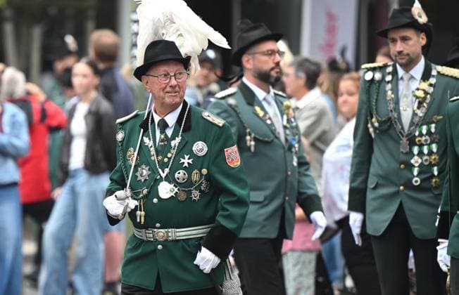 Parade der St. Marius Schützenbruderschaft Elten ** NUR FÜR REDAKTIONELLE ZWECKE ** EDITORIAL USE ONLY **<p>Die Parade mit dem großen Festumzug der St. Marius Schützenbruderschaft fand am Sonntag 26.Juli.2026 auf dem Marktplatz in Emmerich Elten statt. Am Montag findet dann das Königsschießen statt. Deutschland Emmerich Copyright: ThorstenxLindekamp *** Parade of the St. Marius Shooting Club of Elten ** FOR EDITORIAL USE ONLY ** EDITORIAL USE ONLY ** p The parade, featuring the grand procession of the St. Marius Shooting Club, took place on Sunday, July 26, 2026, on the market square in Emmerich-Elten. The king’s shooting competition will then take place on Monday. Germany, Emmerich. Copyright ThorstenxLindekamp Copyright: ThorstenxLindekamp doc86vyl16s4l1io4zjiev ,EDITORIAL USE ONLY
