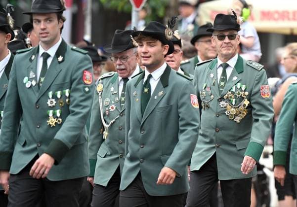 Parade der St. Marius Schützenbruderschaft Elten ** NUR FÜR REDAKTIONELLE ZWECKE ** EDITORIAL USE ONLY **<p>Die Parade mit dem großen Festumzug der St. Marius Schützenbruderschaft fand am Sonntag 26.Juli.2026 auf dem Marktplatz in Emmerich Elten statt. Am Montag findet dann das Königsschießen statt. Deutschland Emmerich Copyright: ThorstenxLindekamp *** Parade of the St. Marius Shooting Club of Elten ** FOR EDITORIAL USE ONLY ** EDITORIAL USE ONLY ** p The parade, featuring the grand procession of the St. Marius Shooting Club, took place on Sunday, July 26, 2026, on the market square in Emmerich-Elten. The king’s shooting competition will then take place on Monday. Germany, Emmerich. Copyright ThorstenxLindekamp Copyright: ThorstenxLindekamp doc86vyl1qhvzc1mbkiip3k ,EDITORIAL USE ONLY