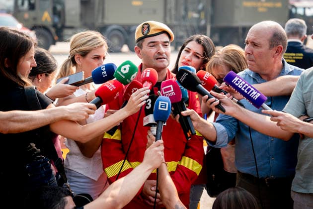 Sara Aagesen and Óscar López visit the forward command post in Navalcarnero. Major General Fernando Martín Pascual, deputy chief of the UME’s emergency command, Fernando Martín Pascual, speaks with the media during a visit to the forward command post set up to coordinate firefighting efforts for the forest fire in the western mountains, on July 26, 2026, in Navalcarnero, Madrid, Spain. Aagesen and López meet with the heads of the emergency and coordination teams working on the fires affecting several towns in the Community of Madrid and the provinces of Toledo and Ávila. JULY 26, 2026. Navalcarnero, Madrid, Spain.  Copyright: xA.xPÃ rezxMecax 7688903