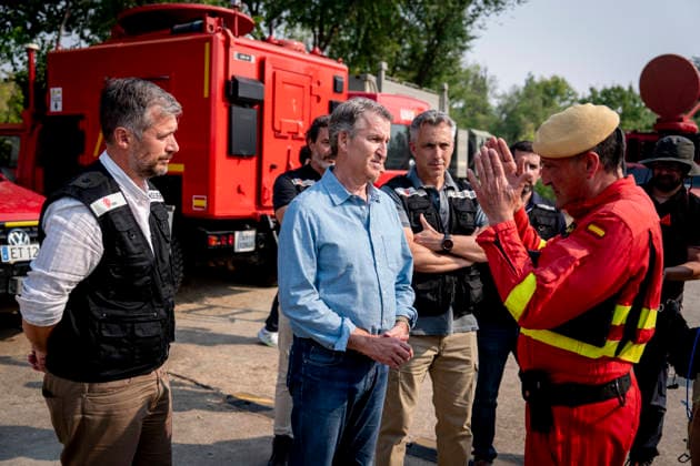 Feijóo Visits the Forward Command Post in Navalcarnero Alberto Núnez Feijóo, president of the Popular Party, during his visit to the forward command post in Navalcarnero in response to the wildfires in the western mountains of the Community of Madrid, on July 26, 2206, in Navalcarnero, Madrid, Spain. The wildfires ravaging the western mountains of the Community of Madrid and the provinces of Ávila and Toledo have burned 77,000 hectares and span a perimeter of 280 kilometers, according to data provided by Civil Protection July 26, 2026, in Navalcarnero, Madrid, Spain  Copyright: xA.xPÃ rezxMecax 7688905