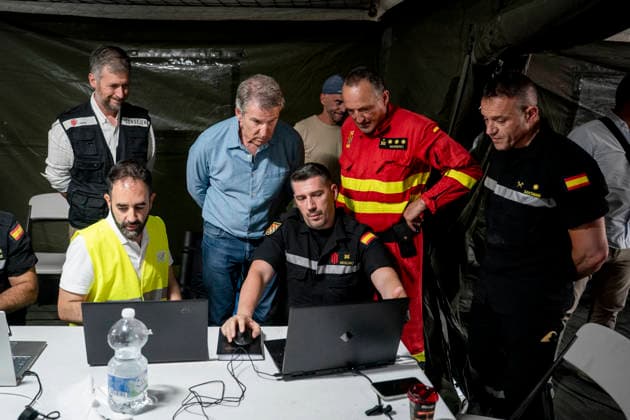 Feijóo Visits the Forward Command Post in Navalcarnero Alberto Núnez Feijóo, president of the Popular Party, during his visit to the forward command post in Navalcarnero in response to the wildfires in the western mountains of the Community of Madrid, on July 26, 2206, in Navalcarnero, Madrid, Spain. The wildfires ravaging the western mountains of the Community of Madrid and the provinces of Ávila and Toledo have burned 77,000 hectares and span a perimeter of 280 kilometers, according to data provided by Civil Protection July 26, 2026, in Navalcarnero, Madrid, Spain  Copyright: xA.xPÃ rezxMecax 7688916