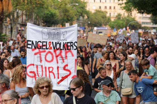 Protest Against Overtourism in Palma de Mallorca: Dozens of people took part in a protest against overtourism on July 26, 2026, in Palma de Mallorca, Balearic Islands, Spain. The Menys Turisme, Més Vida platform organized the demonstration under the slogan Mallorca al límit to denounce the difficulties in accessing housing, the strain on infrastructure and public services, and the pressure from tourism and urban development that the island is facing. JULY 26, 2026 Tomàs Moyà Palma de Mallorca Balearic Islands Palma de Mallorca Balearic Islands Spain  Copyright: xTomÃ sxMoyÃ x 7688927