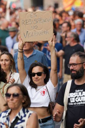 Protest Against Overtourism in Palma de Mallorca: A person during a protest against overtourism on July 26, 2026, in Palma de Mallorca, Balearic Islands, Spain. The Menys Turisme, Més Vida platform organized the demonstration under the slogan Mallorca al límit to denounce the difficulties in accessing housing, the strain on infrastructure and public services, and the pressure from tourism and urban development that the island is facing. JULY 26, 2026 Tomàs Moyà Palma de Mallorca Balearic Islands Palma de Mallorca Balearic Islands Spain  Copyright: xTomÃ sxMoyÃ x 7688928