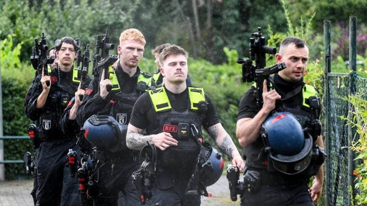 Anschlag CSD Spandau ** NUR FÜR REDAKTIONELLE ZWECKE ** EDITORIAL USE ONLY **<p>Am 26. Juli 2026 wurde in Berlin Spandau der Attentäter vom Berliner CSD erschossen. Deutschland Berlin Berlin Copyright: SergejxGlanze *** CSD Spandau Shooting ** FOR EDITORIAL PURPOSES ONLY ** EDITORIAL USE ONLY ** p On July 26, 2026, the assailant from the Berlin CSD was shot and killed in Berlin-Spandau, Germany. Berlin, Berlin. Copyright SergejxGlanze Copyright: SergejxGlanze doc86vyw22gycov5m81r5b ,EDITORIAL USE ONLY