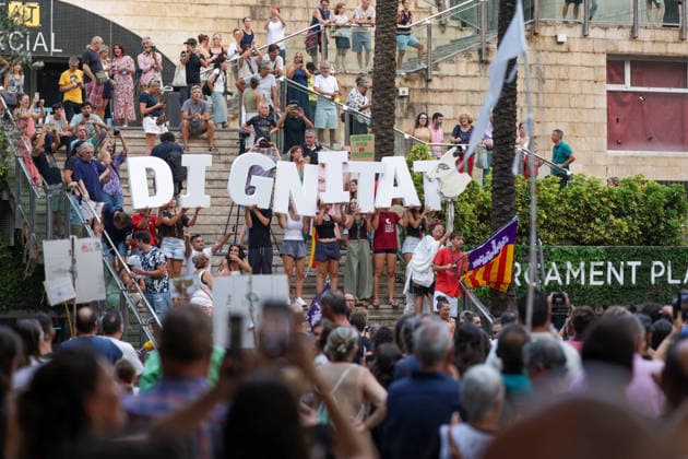 Protest Against Overtourism in Palma de Mallorca: Dozens of people took part in a protest against overtourism on July 26, 2026, in Palma de Mallorca, Balearic Islands, Spain. The Menys Turisme, Més Vida platform organized the demonstration under the slogan Mallorca al límit to denounce the difficulties in accessing housing, the strain on infrastructure and public services, and the pressure from tourism and urban development that the island is facing. JULY 26, 2026 Tomàs Moyà Palma de Mallorca Balearic Islands Palma de Mallorca Balearic Islands Spain  Copyright: xTomÃ sxMoyÃ x 7688934
