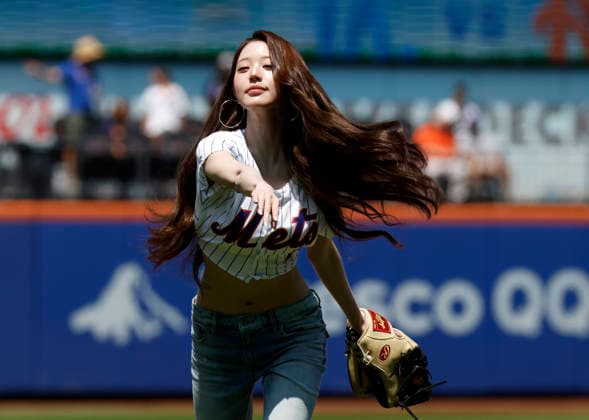Jang Won-young of the K-pop girl group Ive throws out the first pitch when the Los Angeles Dodgers play the New York Mets at Citi Field on Sunday, July 26, 2026 in New York City.  NYP20260726111 JOHNxANGELILLO
