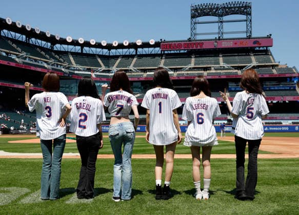 Rei, Gaeul, Jang Won-young, An Yu-jin, Leeseo and Liz of the K-pop girl group Ive stands on the field before Jang Won-young throws out the first pitch when the Los Angeles Dodgers play the New York Mets at Citi Field on Sunday, July 26, 2026 in New York City.  NYP20260726115 JOHNxANGELILLO